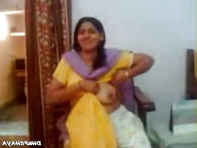 22P Pakistani women exposed her boobs to me