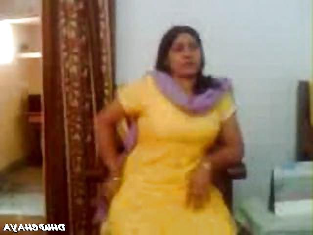 22P Pakistani women exposed her boobs to me