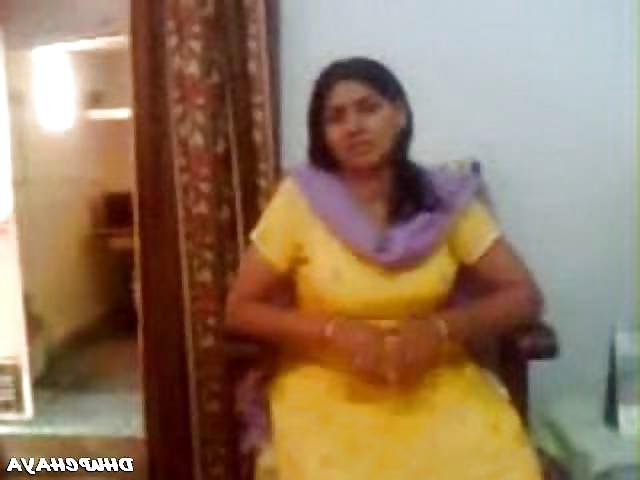 22P Pakistani women exposed her boobs to me