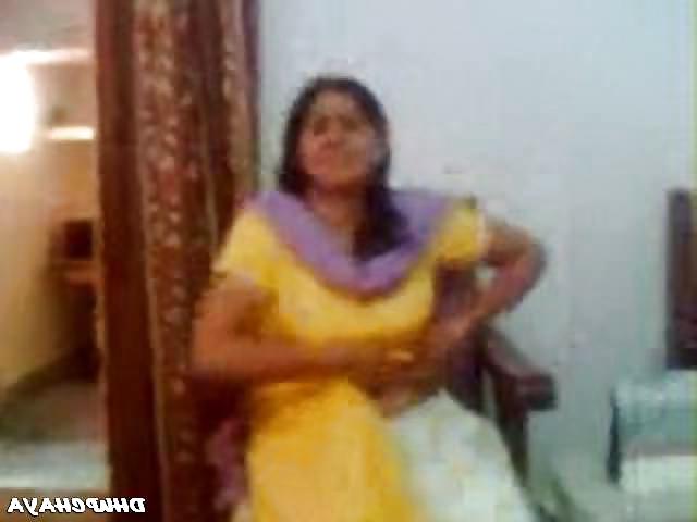 22P Pakistani women exposed her boobs to me