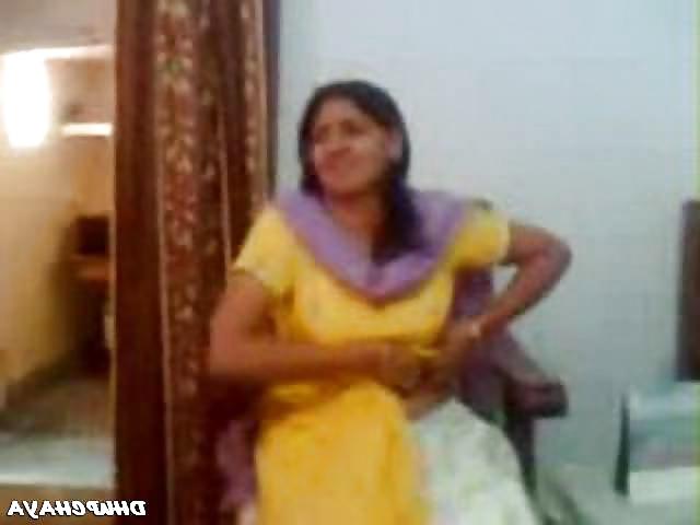 22P Pakistani women exposed her boobs to me