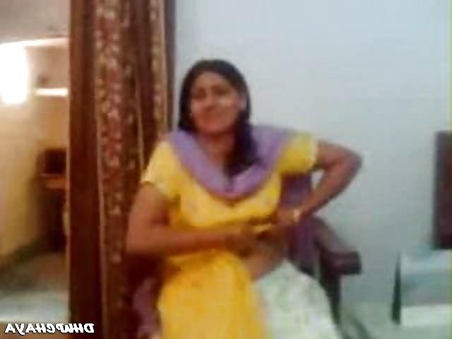 22P Pakistani women exposed her boobs to me