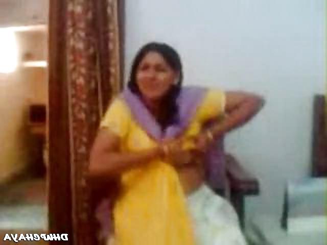 22P Pakistani women exposed her boobs to me