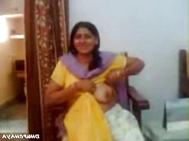 22P Pakistani women exposed her boobs to me