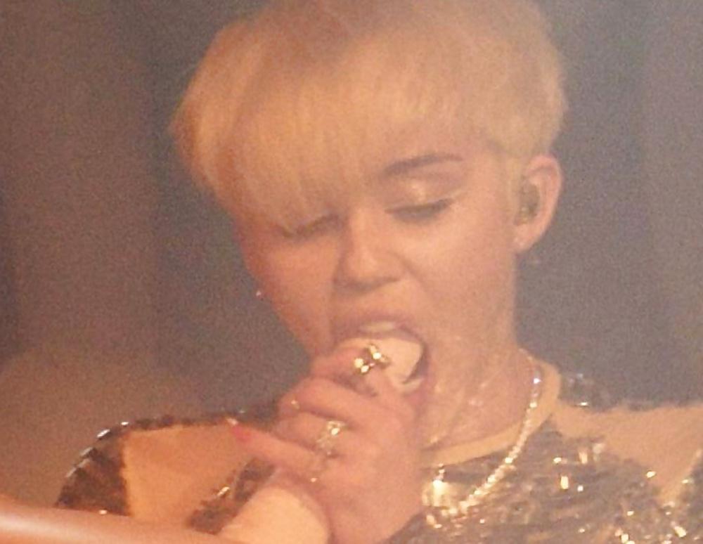 9P Miley Cyrus - Blowjob Slut live on Stage