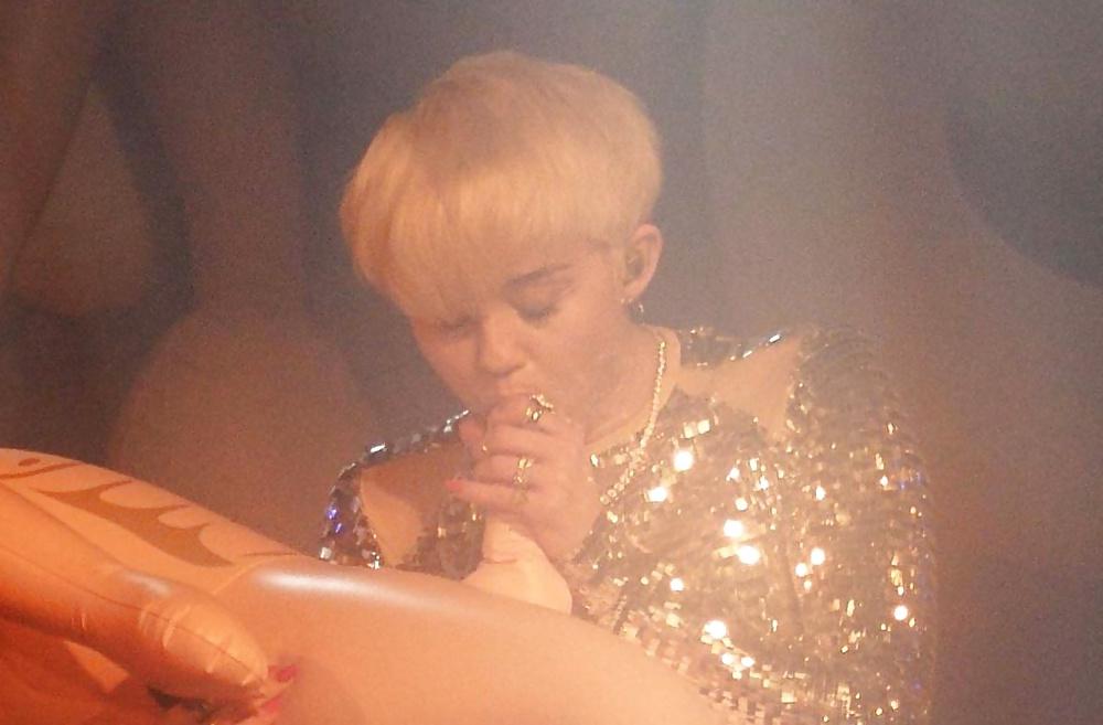 9P Miley Cyrus - Blowjob Slut live on Stage