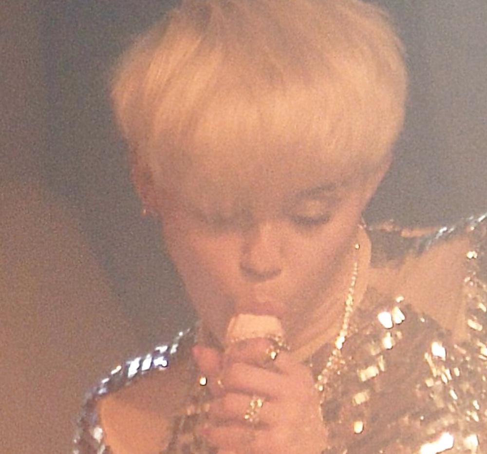 9P Miley Cyrus - Blowjob Slut live on Stage