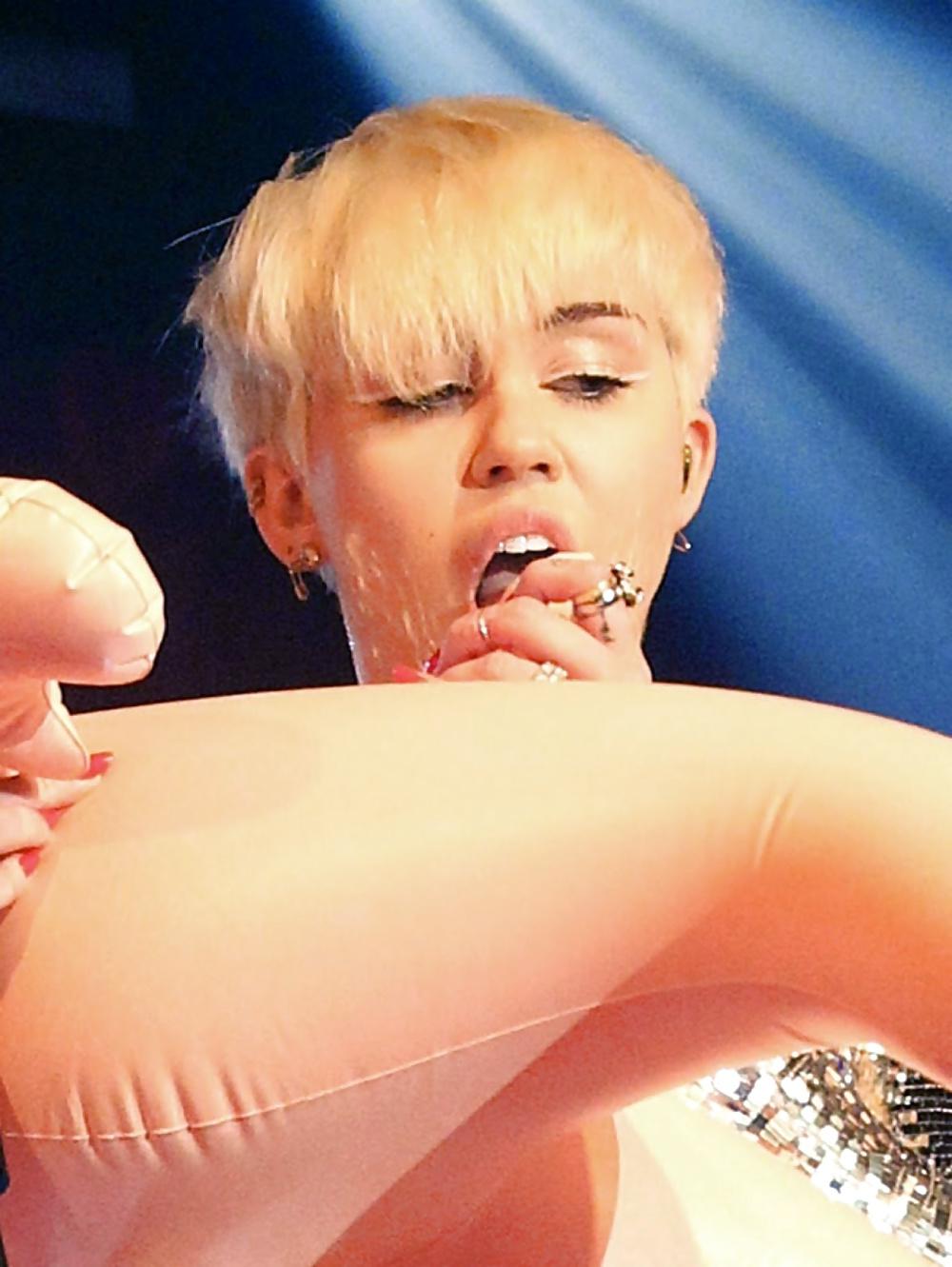 9P Miley Cyrus - Blowjob Slut live on Stage