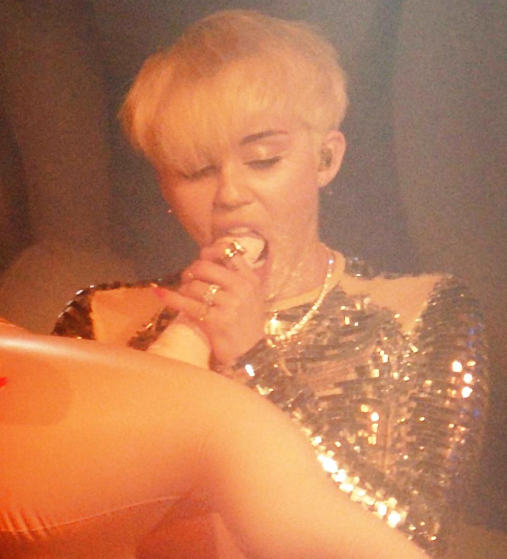 9P Miley Cyrus - Blowjob Slut live on Stage