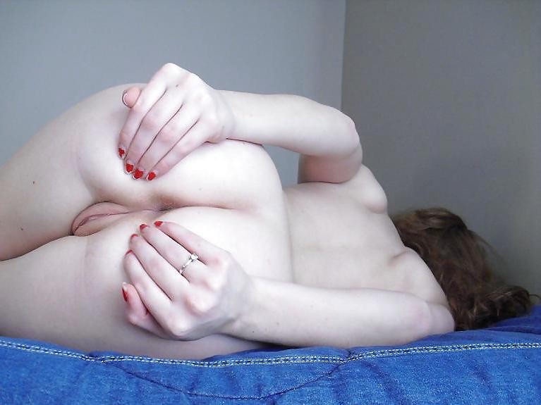 25P Hot redhead show her body