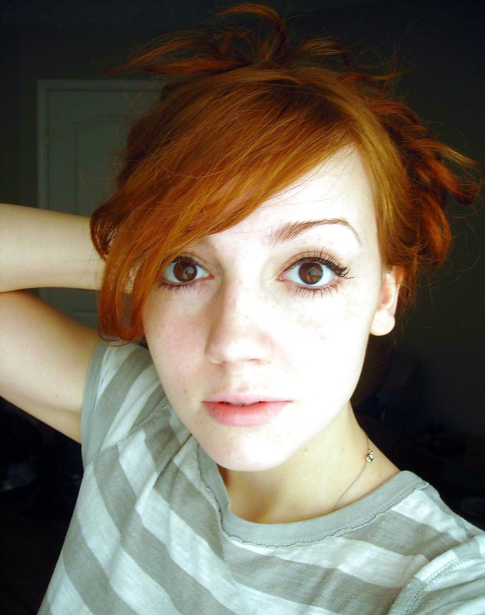 25P Hot redhead show her body