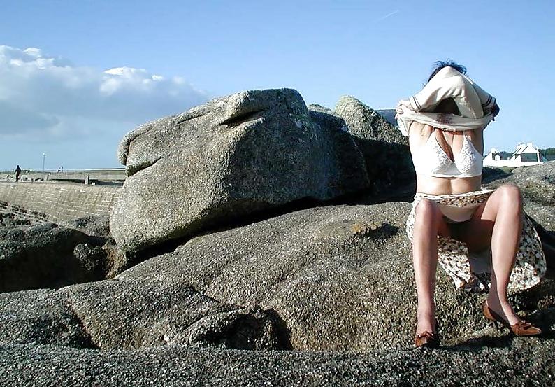 25P French lady out and about wearing pantyhose.