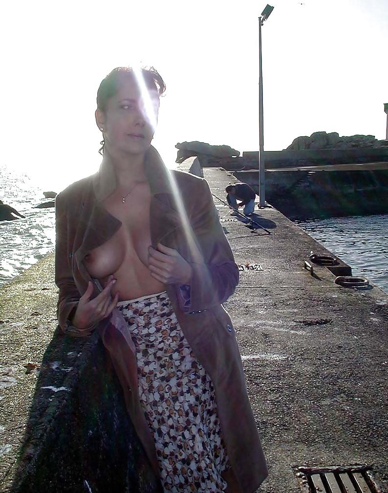 25P French lady out and about wearing pantyhose.