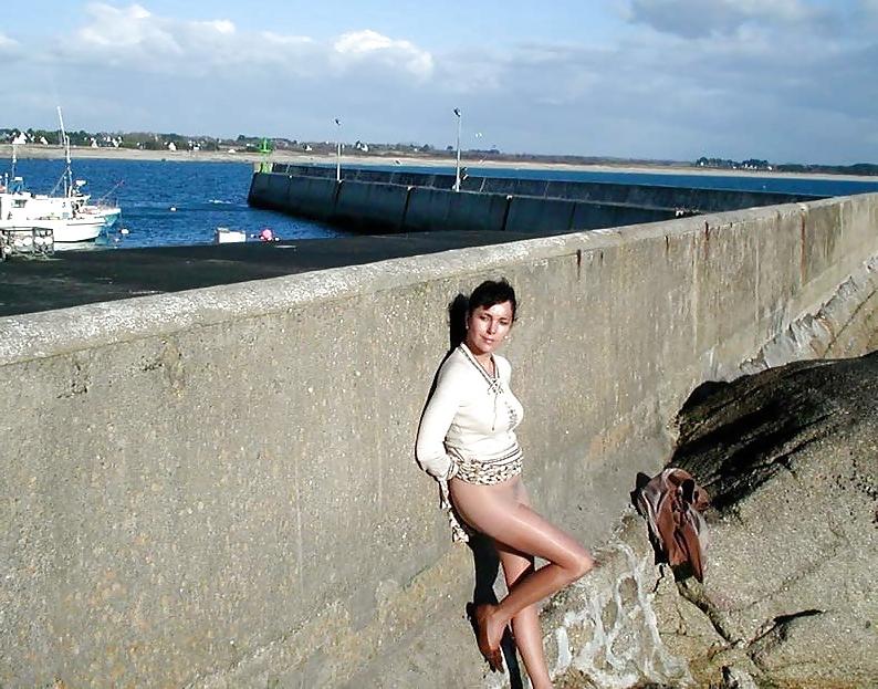 25P French lady out and about wearing pantyhose.