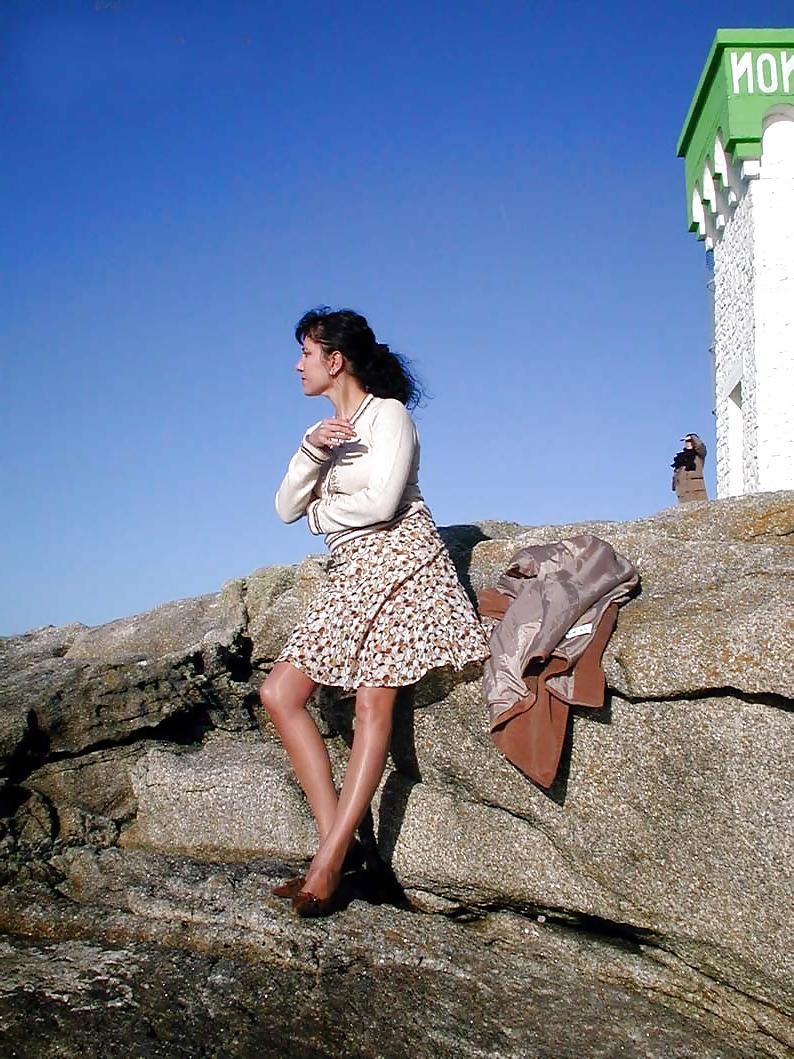 25P French lady out and about wearing pantyhose.