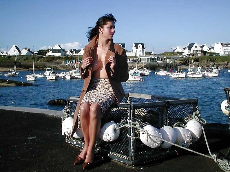 25P French lady out and about wearing pantyhose.