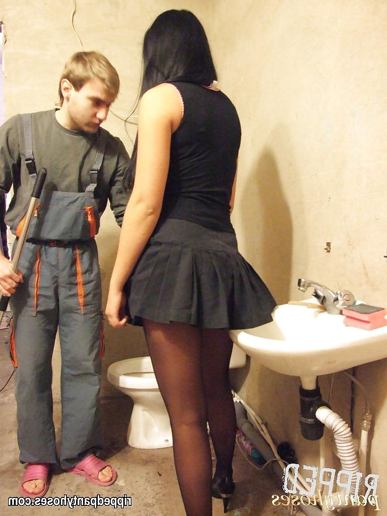 10P Trouble in panyhose-janitor has ripping time.