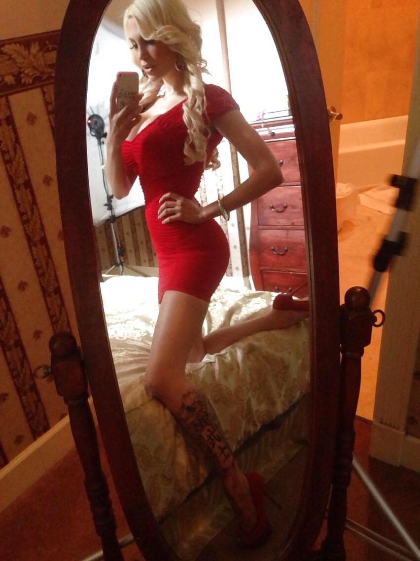 25P Dirty bimbos with delicious bodies