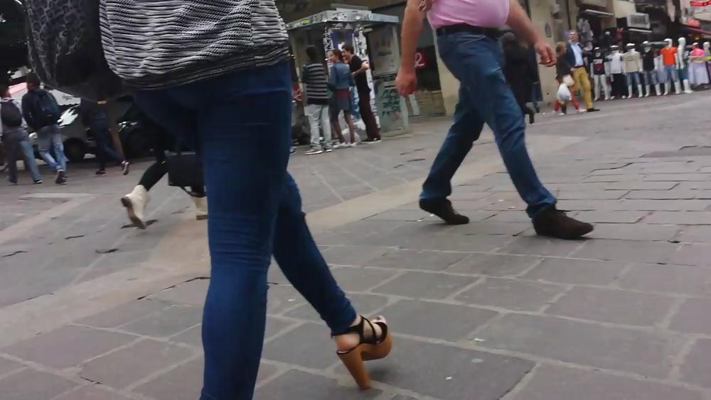 25P Candid girl french feet 