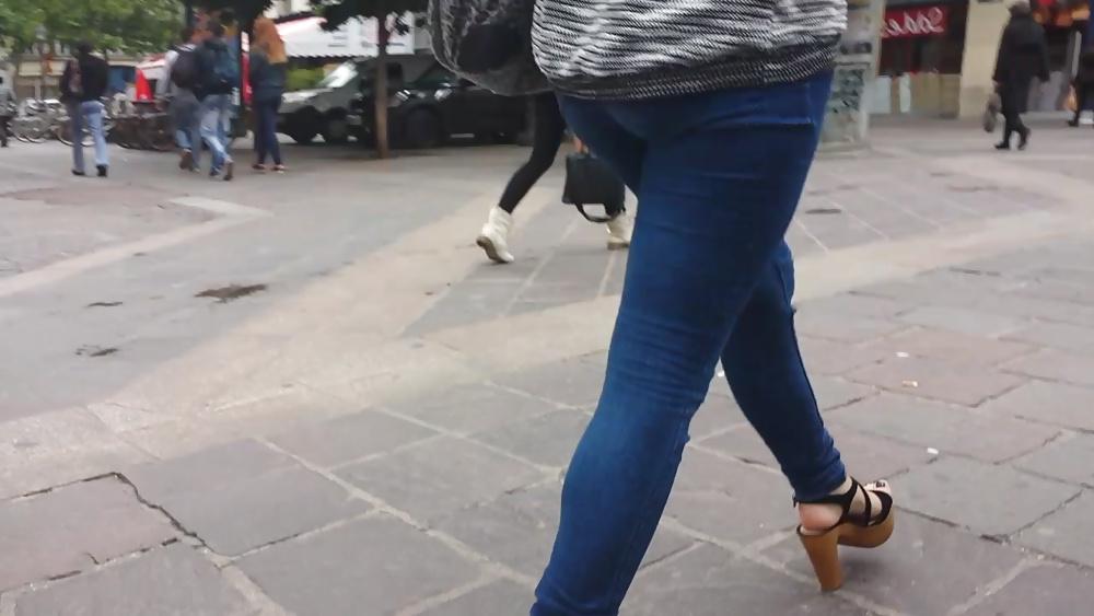 25P Candid girl french feet 