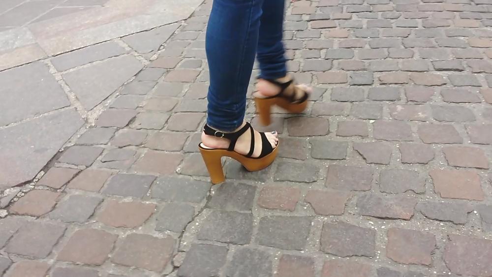 25P Candid girl french feet 