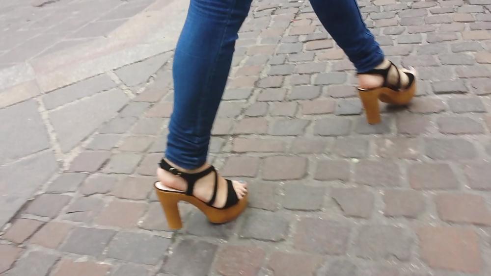 25P Candid girl french feet 