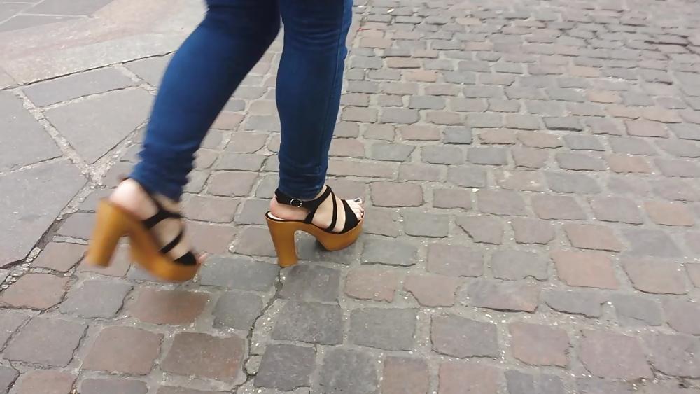 25P Candid girl french feet 