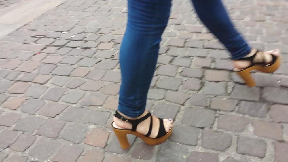 25P Candid girl french feet 
