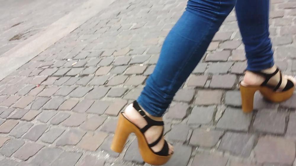 25P Candid girl french feet 