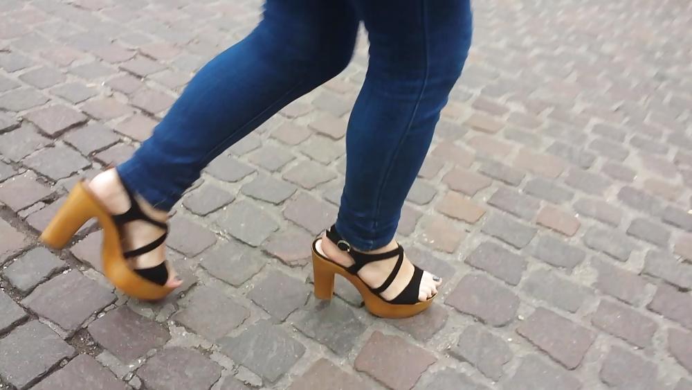 25P Candid girl french feet 