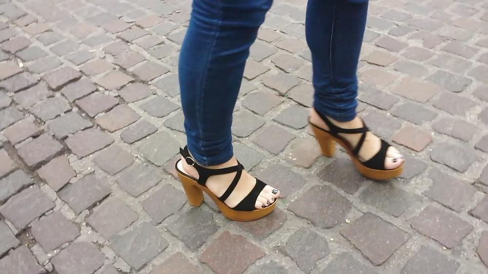 25P Candid girl french feet 