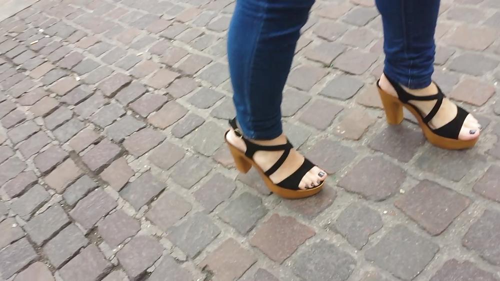 25P Candid girl french feet 