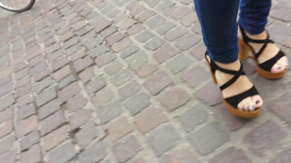 25P Candid girl french feet 
