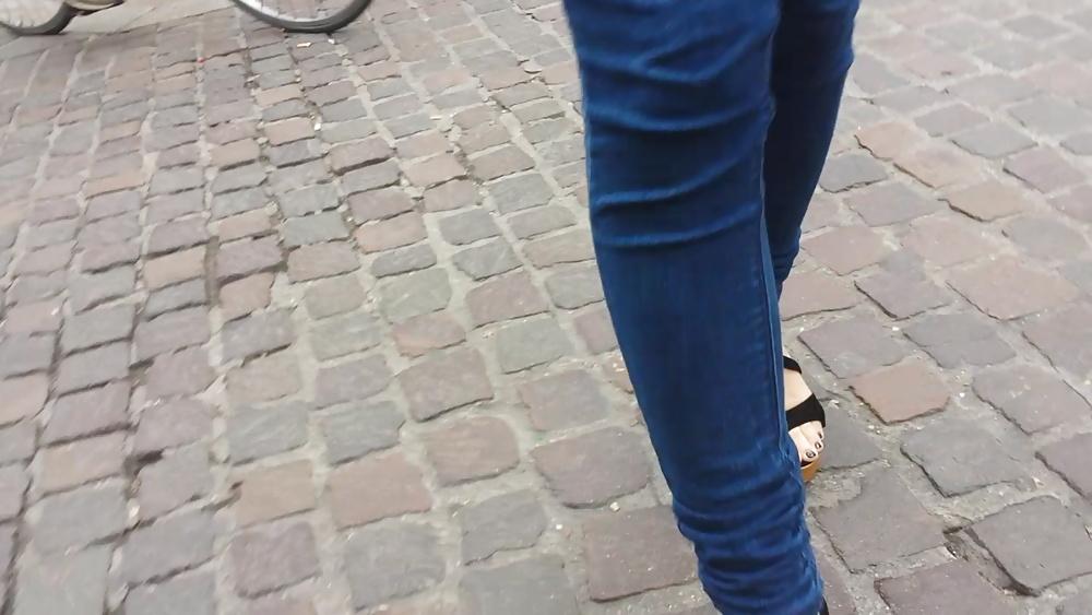 25P Candid girl french feet 