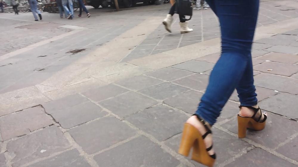 25P Candid girl french feet 