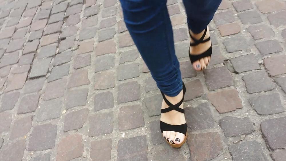25P Candid girl french feet 