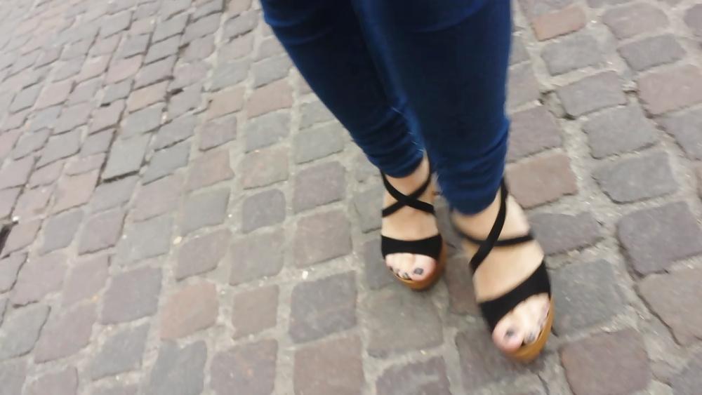 25P Candid girl french feet 