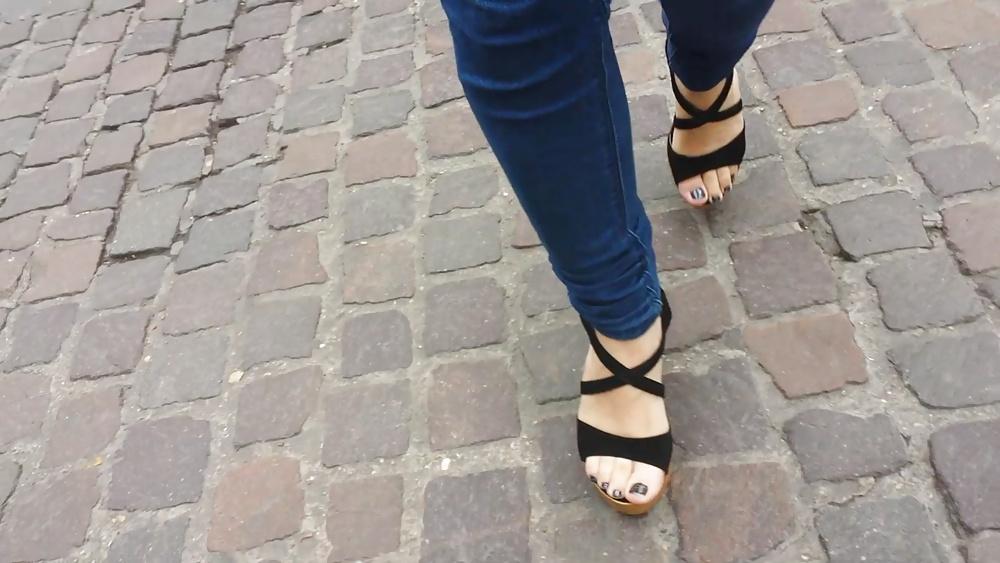 25P Candid girl french feet 