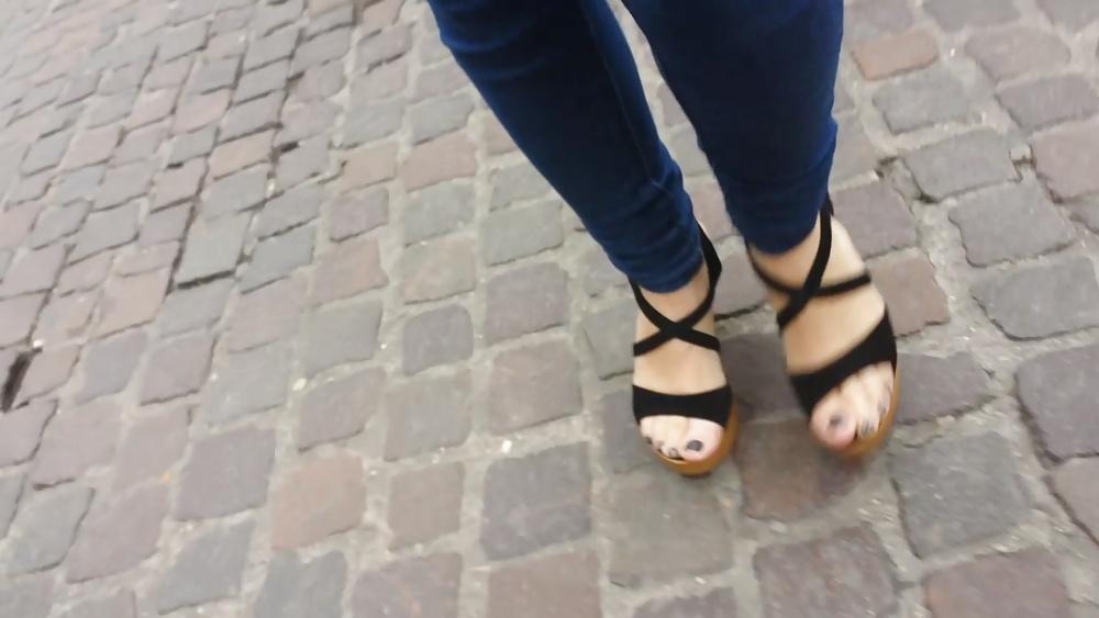 25P Candid girl french feet 