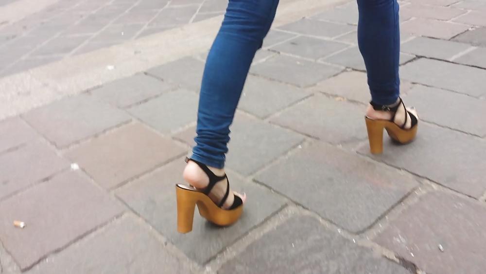 25P Candid girl french feet 