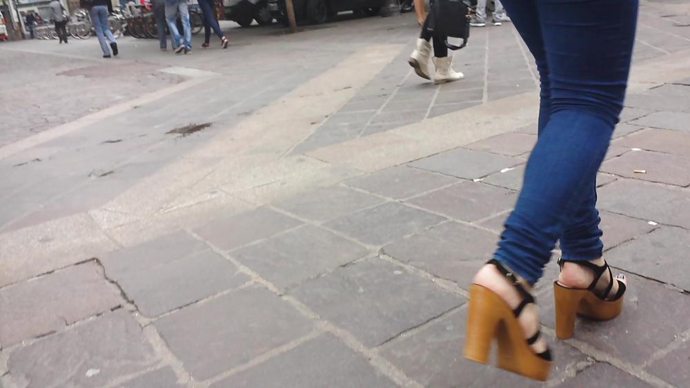 25P Candid girl french feet 