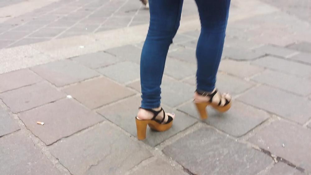 25P Candid girl french feet 
