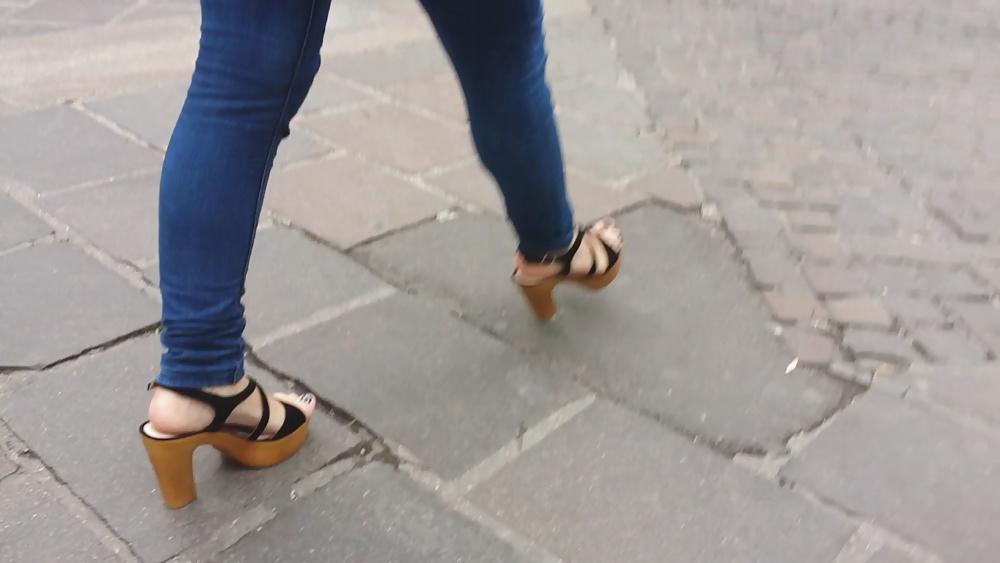 25P Candid girl french feet 