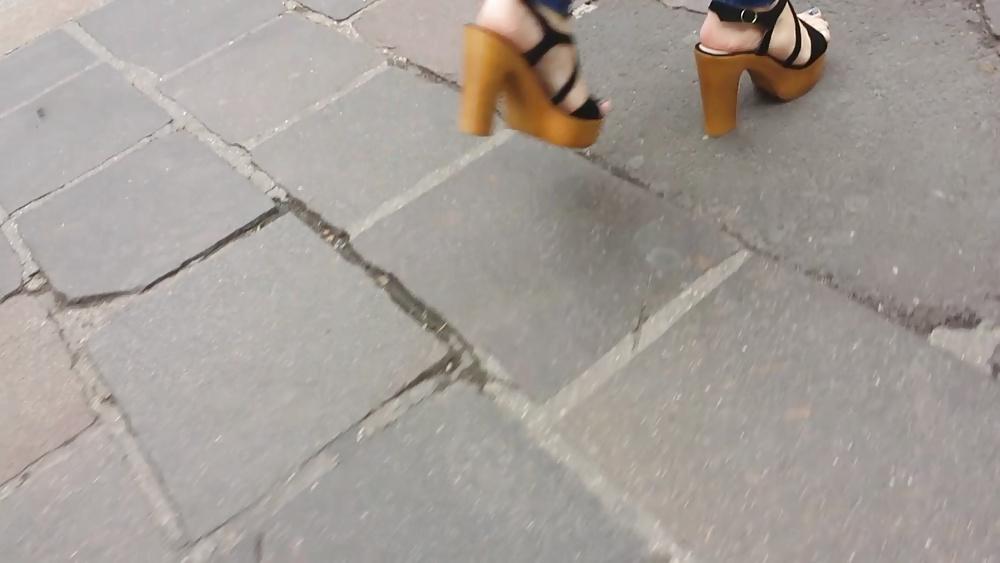 25P Candid girl french feet 