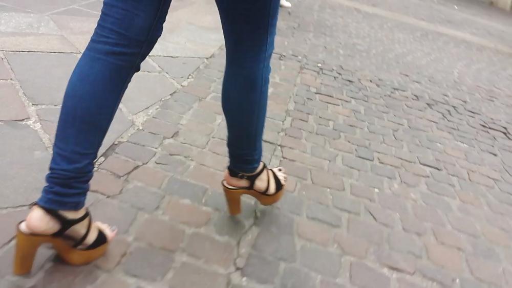 25P Candid girl french feet 