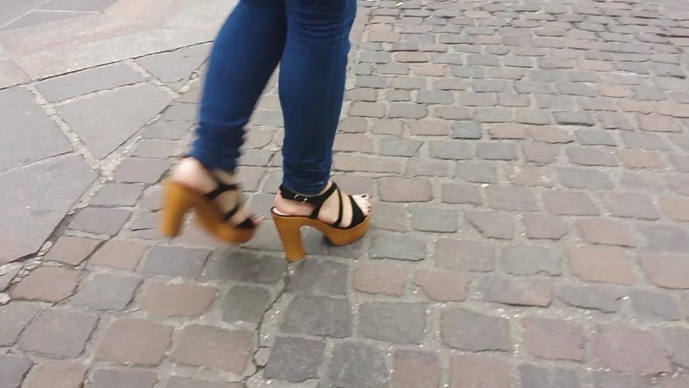 25P Candid girl french feet 