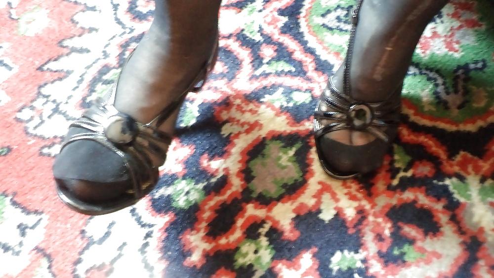 25P My gf giving me a footjob in pantyhose