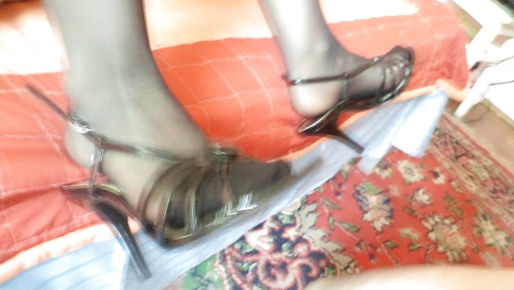 25P My gf giving me a footjob in pantyhose