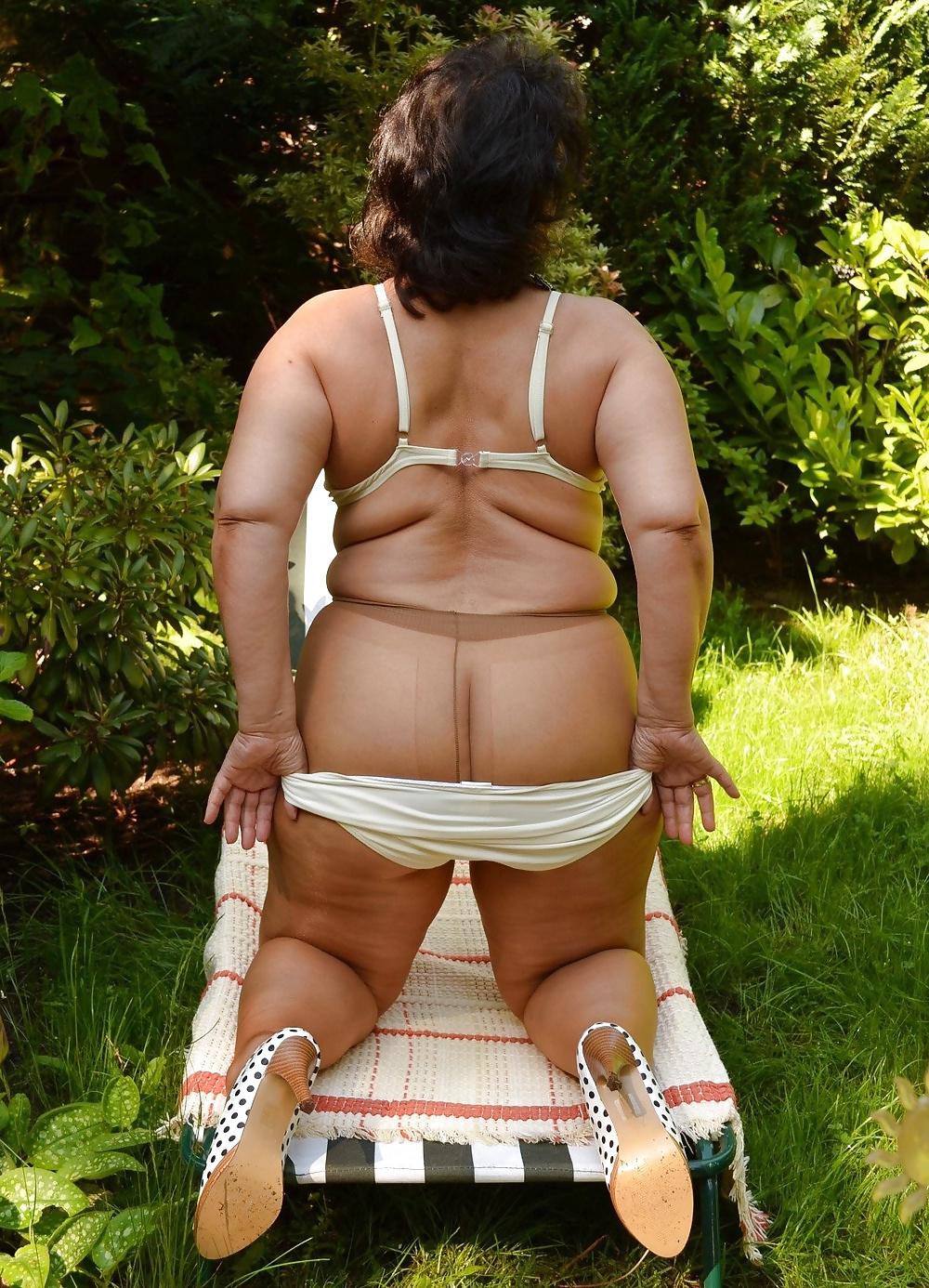 25P Women in panties under pantyhose 14