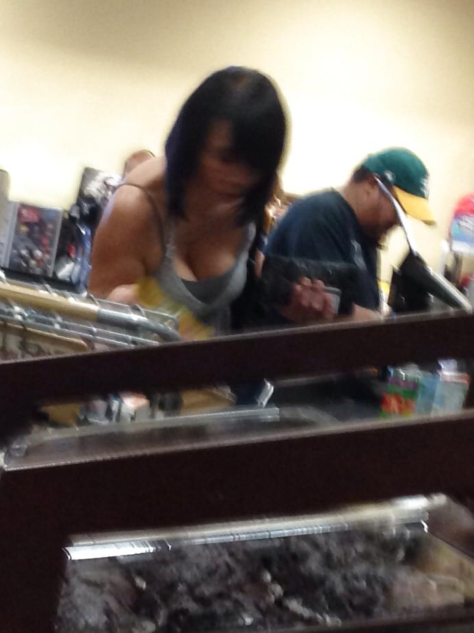 10P Busty candid asian lady